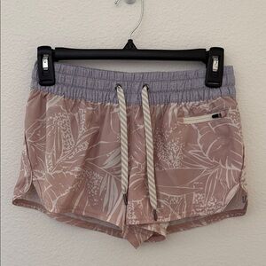 Vuori Clementine Shorts 2.0 Pink Salt Rainforest Pattern with 2.5" Inseam Sz XS